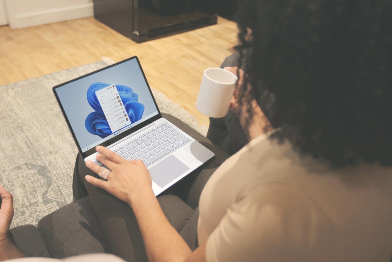 Environnement d'apprentissage moderne avec espaces collaboratifs et ressources pédagogiques avancées